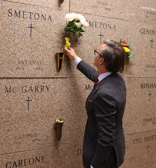 Ambassador Varvuolis placing flowers