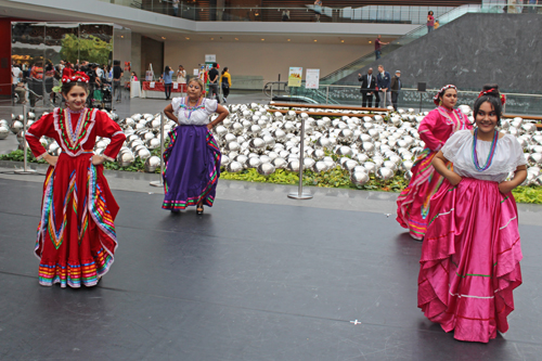 Mexican dance by Comite Mexicano