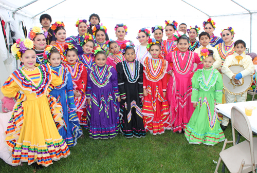 Beautiful traditional Mexican clothing - HOLA performers
