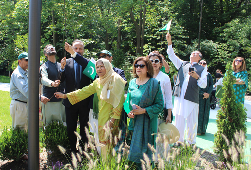 Ceremonial raising of the flag of Pakistan in the Pakistani Cultural Garden 