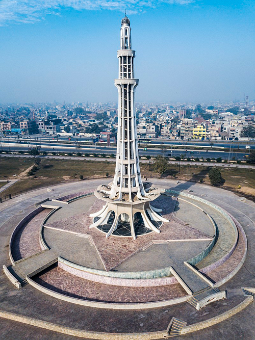 Minar e Pakistan photo ZILL NIAZI, CC BY-SA 4.0 <https://creativecommons.org/licenses/by-sa/4.0>, via Wikimedia Commons