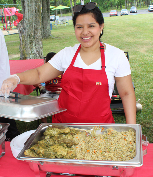 Serving Arroz con Pollo