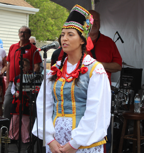 Elizabeth Suhac singing Polish anthem