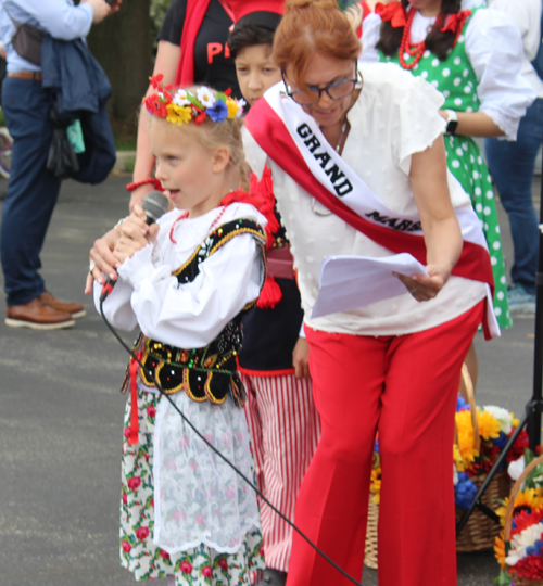 Youngsters from Henryk Sienkiewicz School recited poems in Polish