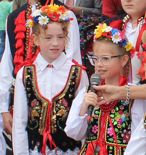 Youngsters from Henryk Sienkiewicz School recited poems in Polish