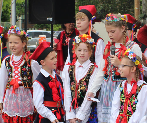 Youngsters from Henryk Sienkiewicz School recited poems in Polish