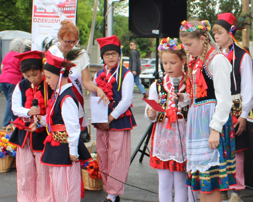 Youngsters from Henryk Sienkiewicz School recited poems in Polish