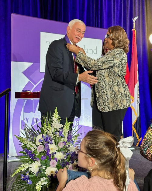 Jose Feliciano receiving the Heritage Medal
