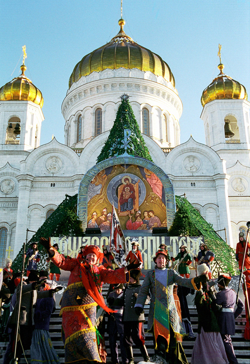 Celebrating Christmas in Moscow By RIA Novosti archive, image #143897 / Dmitry Korobeinikov / CC-BY-SA 3.0, CC BY-SA 3.0, https://commons.wikimedia.org/w/index.php?curid=18065844  A festive celebration of Christmas nearby the Cathedral of Christ the Savior in Moscow. 2003
