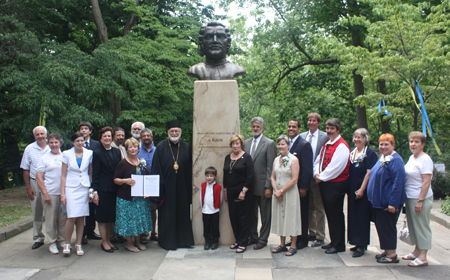 Rusyn and community leaders at the Duchnovic statue