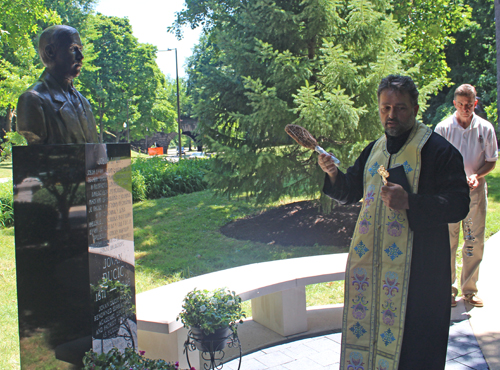 Fr. Dragoslav Kosic blesses the bust