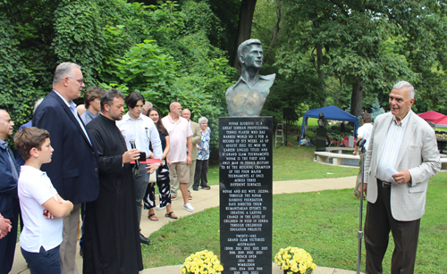 Alex machaskee at Djokovic bust