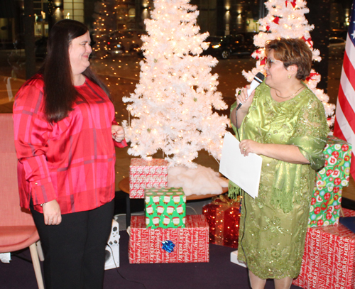 Consul General Alenka Jerak with awardee