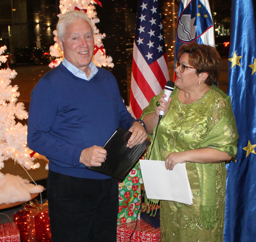 Consul General Alenka Jerak with awardee John Srsen 