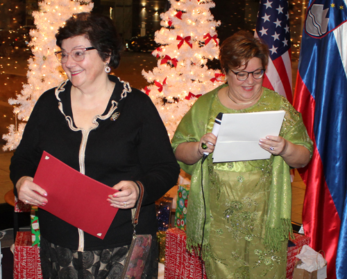 Consul General Alenka Jerak with awardee Sylvia Piorn 