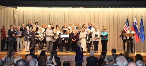 Suzana Cearek and Korotan Choir