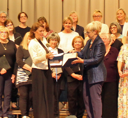 President Nataa Pirc Musar presented an award to the Slovenian community of Ohio 