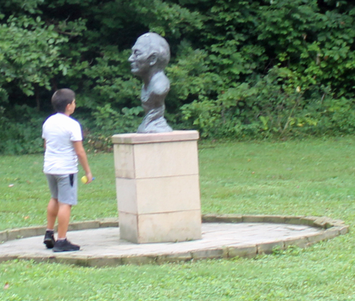 Boy discovering Nizar Qabbani bust