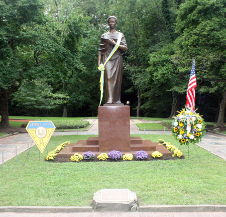 Lesya Ukrainka statue in the Ukrainian Garden